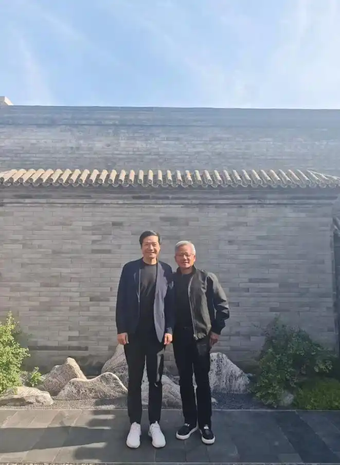 AI快讯:黄仁勋与雷军合影,知情人士透露属非公开行程